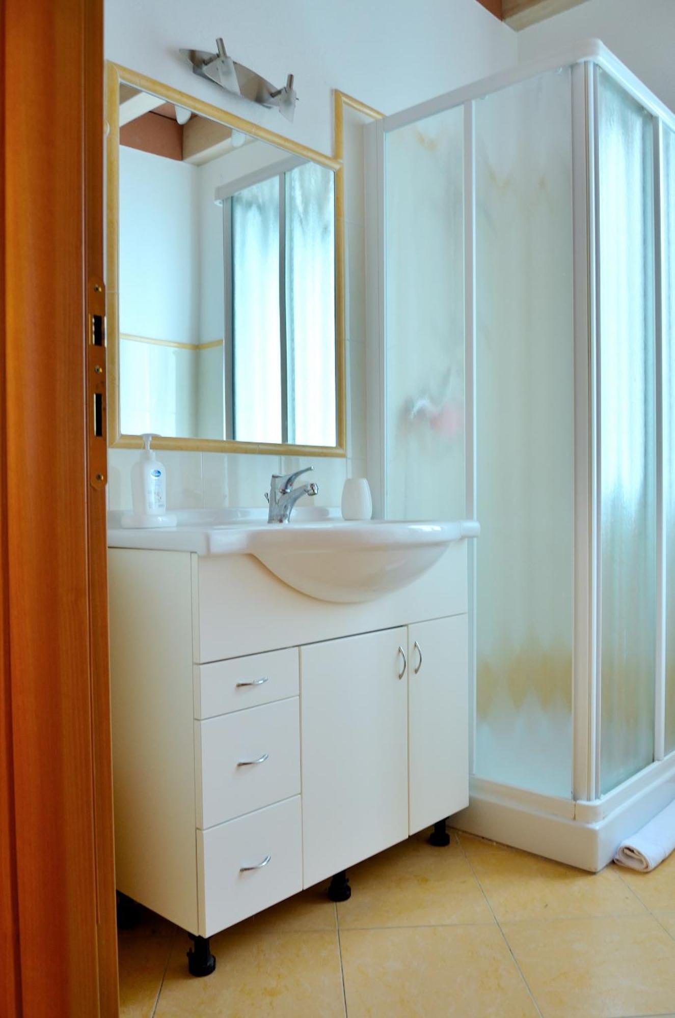 White Garden - Apartment With Access To The Lake Льерна Экстерьер фото